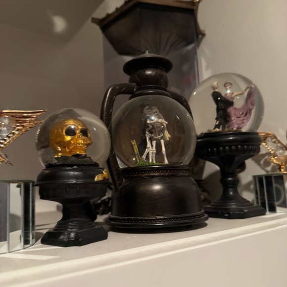 3 set Skeleton Snow Globe with Black Base different scenes dancing love skulls - Picture 3 of 6